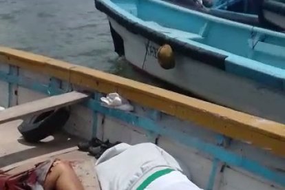 Dos de los cuerpos quedaron en la lancha en la  que navegaban al momento del ataque.