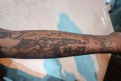 Los tatuajes que tiene el detenido en varias partes del cuerpo hacen alusión que miembro de una banda criminal.