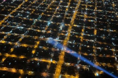 Así se ilumina Guayaquil desde el helicóptero de patrullaje en las madrugadas.