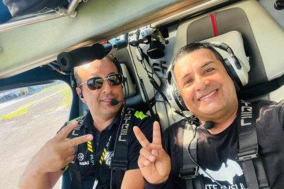 Julio César Vizuete, piloto, y su acompañante Alberto Andrade, felices antes de la partida que por poco termina en tragedia.