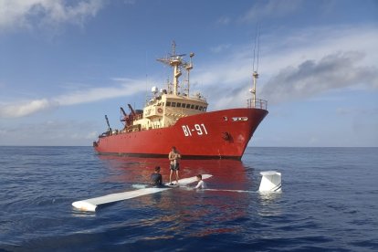 El BAE Orión sacó del mar la avioneta accidentada en las islas Galápagos.