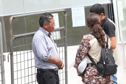 Familiares y amigos de las fallecidas estaban pendientes de la entrega de cadáveres.