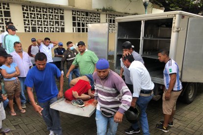 Los cuerpos fueron levantados y llevados al anfiteatro, en medio del dolor de los deudos.