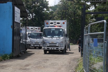 A las 12:18 de este sábado, dos camiones salieron del sitio con los cadáveres.