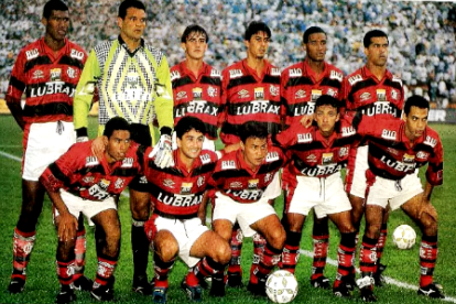 Wagner Rivera (abajo: segundo desde la derecha), durante su paso por el Flamengo de Brasil.