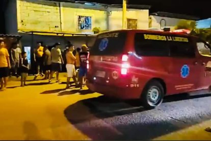 Miembros del Cuerpo de Bomberos llegaron para ayudar a sacar los enseres.