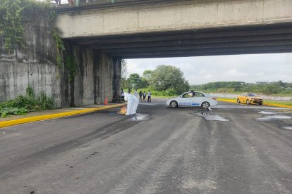Los Ríos: El 11 de abril, en Quevedo, los comerciantes de la plaza de mariscos se llevaron el susto de sus vidas al encontrar un cuerpo ensacado. El saco con restos humanos colgaba de un puente.