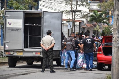 El Oro: El 13 de  enero, en Machala,  dos personas que se  transportaban en un vehículo color rojo fueron acribilladas. Una de las víctimas era el expolicía Winter Rodolfo Zamora Vélez, de 39 años.