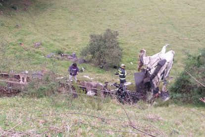 El vehículo pesado recorrió dos kilómetros desde el punto donde se cayó la carga de palma.