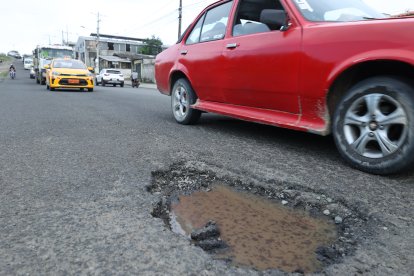La calle Teodoro Alvarado tiene ‘cráteres’ a lo largo de su extensión en Samanes 7.