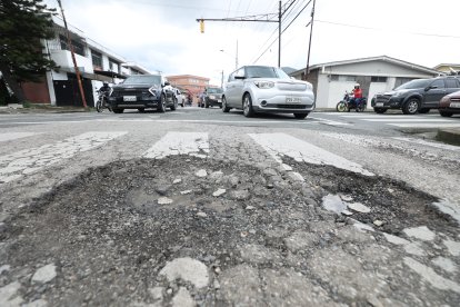 La calle Quinta, en Urdesa, también luce con huecos que afectan a los automóviles.