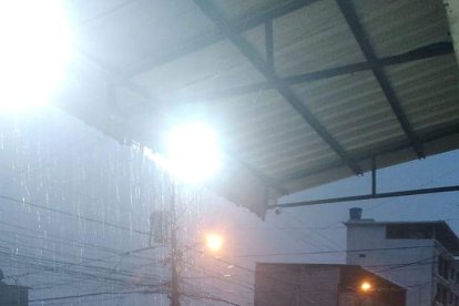 El septuagenario se movilizaba en su taxi cuando fue arrastrado por el agua.