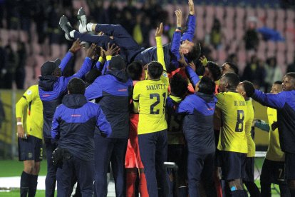 El técnico Diego Martínez fue lanzado al aire por sus jugadores tras sellar el boleto mundialista.