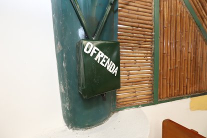 Con un fierro rompieron el seguro de la caja de metal donde se guardan las ofrendas.