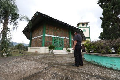La iglesia fue construida sobre una loma.
