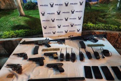 Entre las evidencias encontradas en el inmueble allanado habían armas, municiones y dinero.