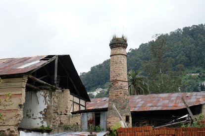 Dentro de esta chimenea se llevaba a cabo la fundición de hierro.