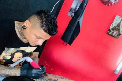 Darío es reconocido por el arte que realiza en las pieles de sus clientes.