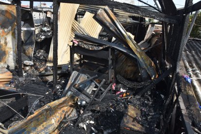 Maderos quemados quedaron de uno de los inmuebles.