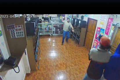 Los  delincuentes se asustaron cuando el dueño del local los siguió con el bate.