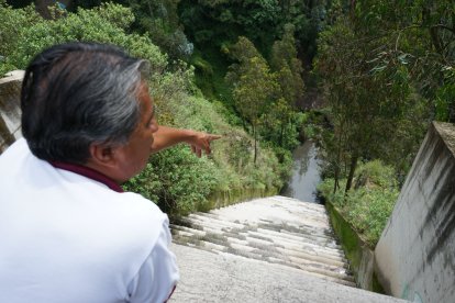 Reinaldo Arias muestra el empozamiento de agua sucia que aumenta la erosión del talud.