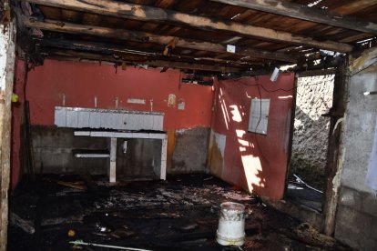 Los enseres de la vivienda quedaron reducidos a cenizas.
