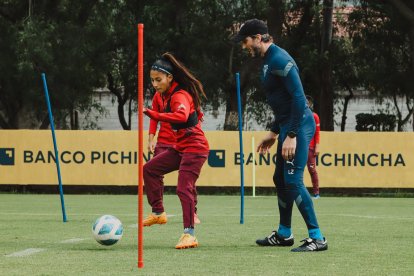 El plantel de las Guerreras albas tuvo una práctica bajo la dirección de Luis Zubeldía, entrenador del equipo masculino.