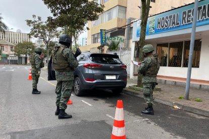 Las Fuerzas Armadas ejecutan un operativo en el sector La Mariscal, en el centro norte de Quito.