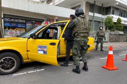 Los uniformados realizan los controles a quienes circulan por el sector.