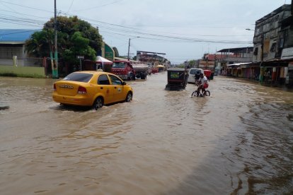Ciertas calles salitreñas parecían ríos, por el desbordamiento del río Vinces.
