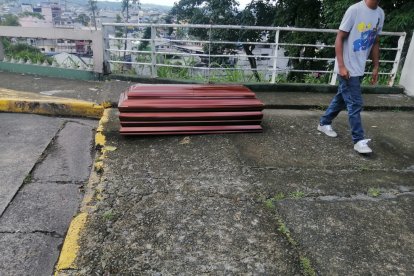 En la parroquia El Carmen del cantón La Maná le dieron el último adiós al joven graduado.