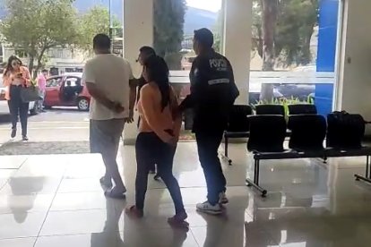 Una pareja de 'vacunadores' fue detenida, luego de supuestamente operar en el centro de Tumbaco.