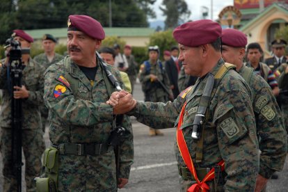 Bravo saluda al Gral. Fernando Proaño, quien lo sucedió en el Comando Operacional 1 Norte.
