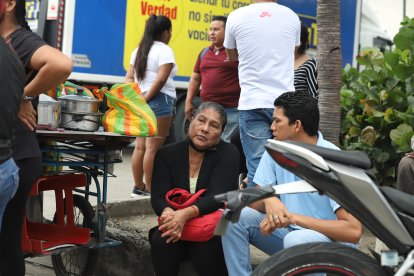 Elena Gutiérrez, suegra del vigilante, acompañó a su hija a la morgue.