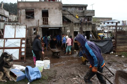 Los moradores hacían limpieza y trataban de recuperar sus objetos.