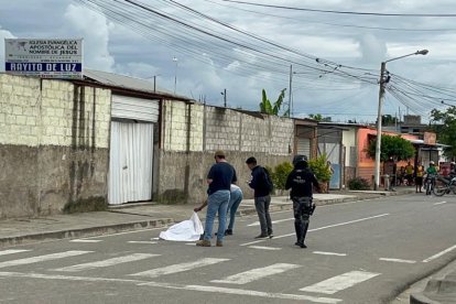 Agentes de la Dirección de Muertes Violentas allanaron la casa donde estuvo Luis Cabanilla antes de ser asesinado.