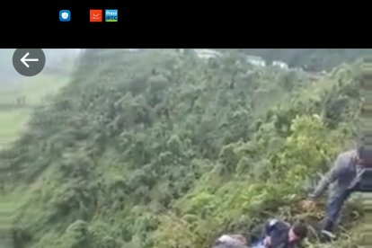 Un carro terminó llantas arriba en un deslave registrado en el km 20.