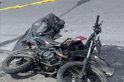 La chica perdió la vida en la avenida Simón Bolívar. Ella llegó en una moto.