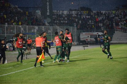 Gol de Cristhian Solano de Orense ante Liga de Quito y la fiesta en Machala.