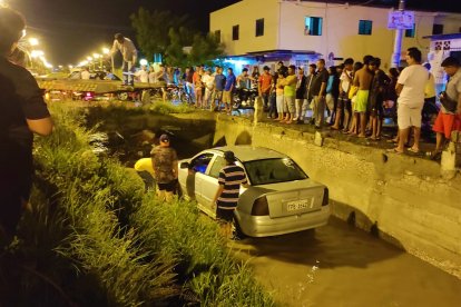 Un vehículo cayó a un ducto en el cantón La Libertad, en Santa Elena.