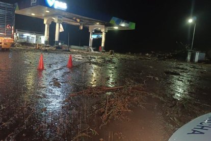 Así quedó una gasolinera ubicada en Tandapi, en el cantón Mejía.