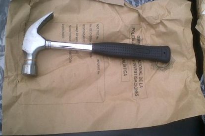 Este fue el martillo utilizado por el presunto criminal.