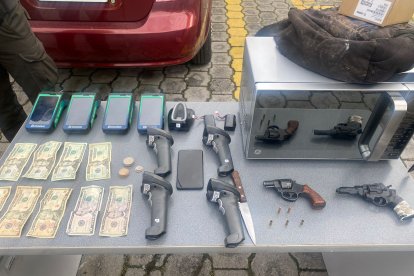 Estas son las evidencias encontradas en poder de los individuos.