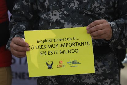 El martes se colocaron más carteles con frases motivacionales en los barandales del paso vehicular.