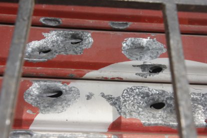 Orificios en la puerta, provocados por los impactos de proyectiles.