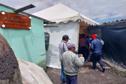 La gente llegaba para acompañar en las honras fúnebres.