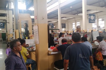 Al mediodía, los puestos del negocio de las ñañas Barahona son peleados.