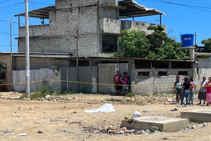 Uno de los cuerpos quedó en medio de la calle y fue cubierto por una sábana color blanca.