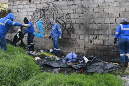 Trabajadores de Emaseo retiraron los materiales de las casuchas y la basura.