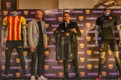 Alfaro Moreno presidente del club BSC recibiendo la camiseta conmemorativa.